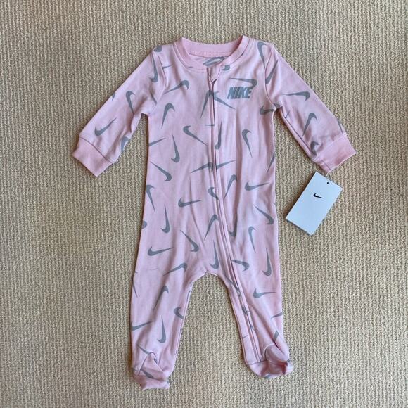 Nike Logo Pink Baby Girl Zip Footie Pajamas Sleeper 6 month NWT - Picture 1 of 5